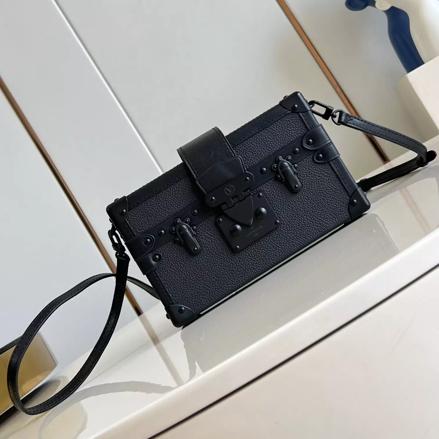 PETITE MALLE HANDBAG BLACK COWHIDE LEATHER M24303 - LW430 DISCOVERY BACKPACK PM SKY BLUE MONOGRAM CANVAS