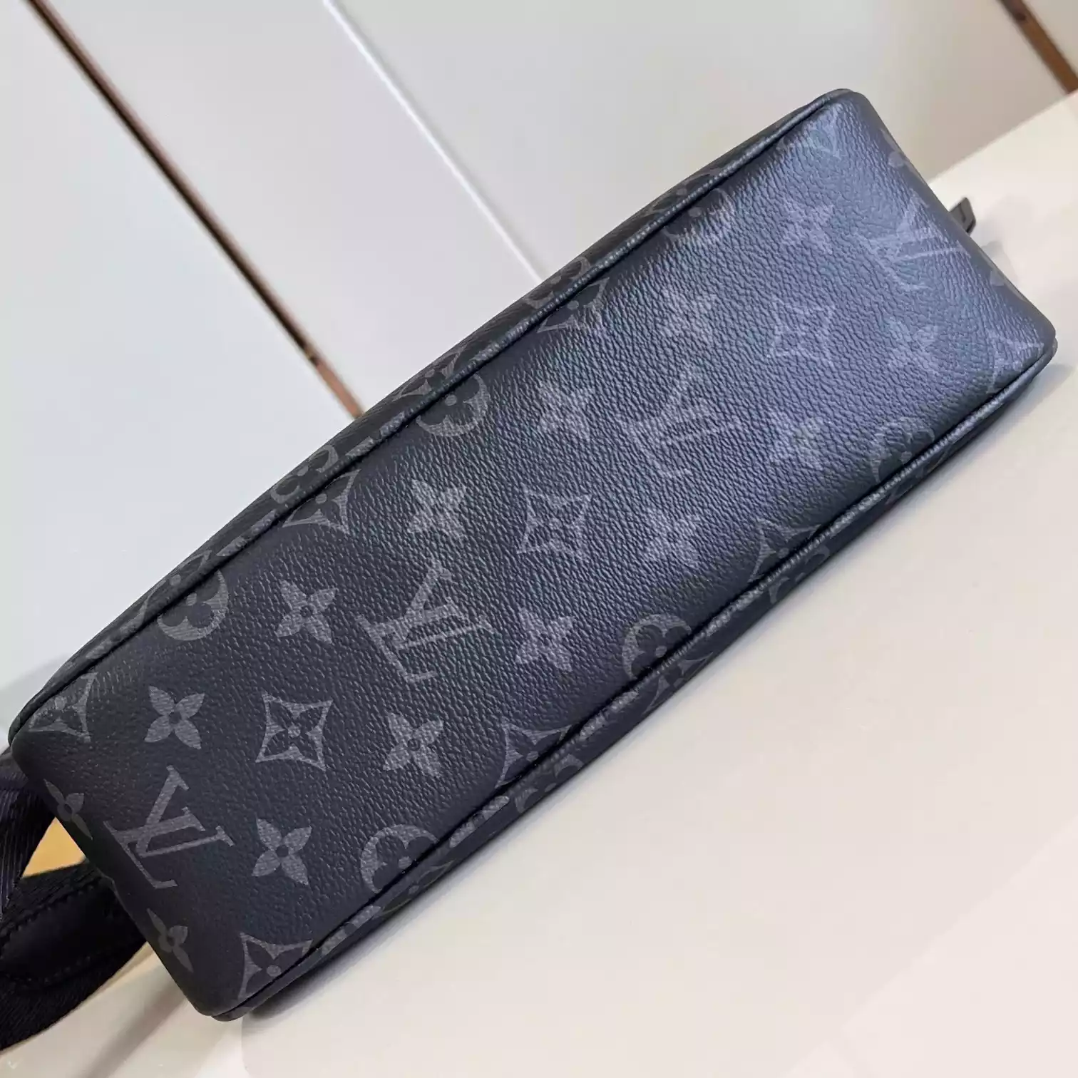 POCHETTE ACCESSOIRE XL BLACK MONOGRAM ECLIPSE CANVAS M11741 - LW445 DISCOVERY BACKPACK PM SKY BLUE MONOGRAM CANVAS