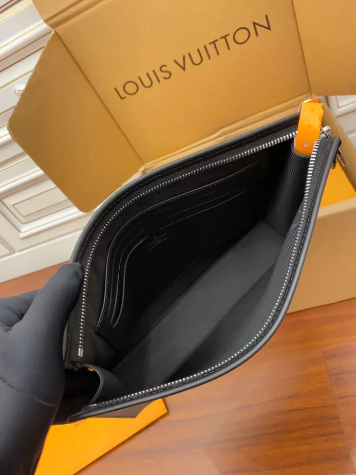 POCHETTE VOYAGE DAMIER GRAPHITE CANVAS M41696 - LW410 DISCOVERY BACKPACK PM SKY BLUE MONOGRAM CANVAS