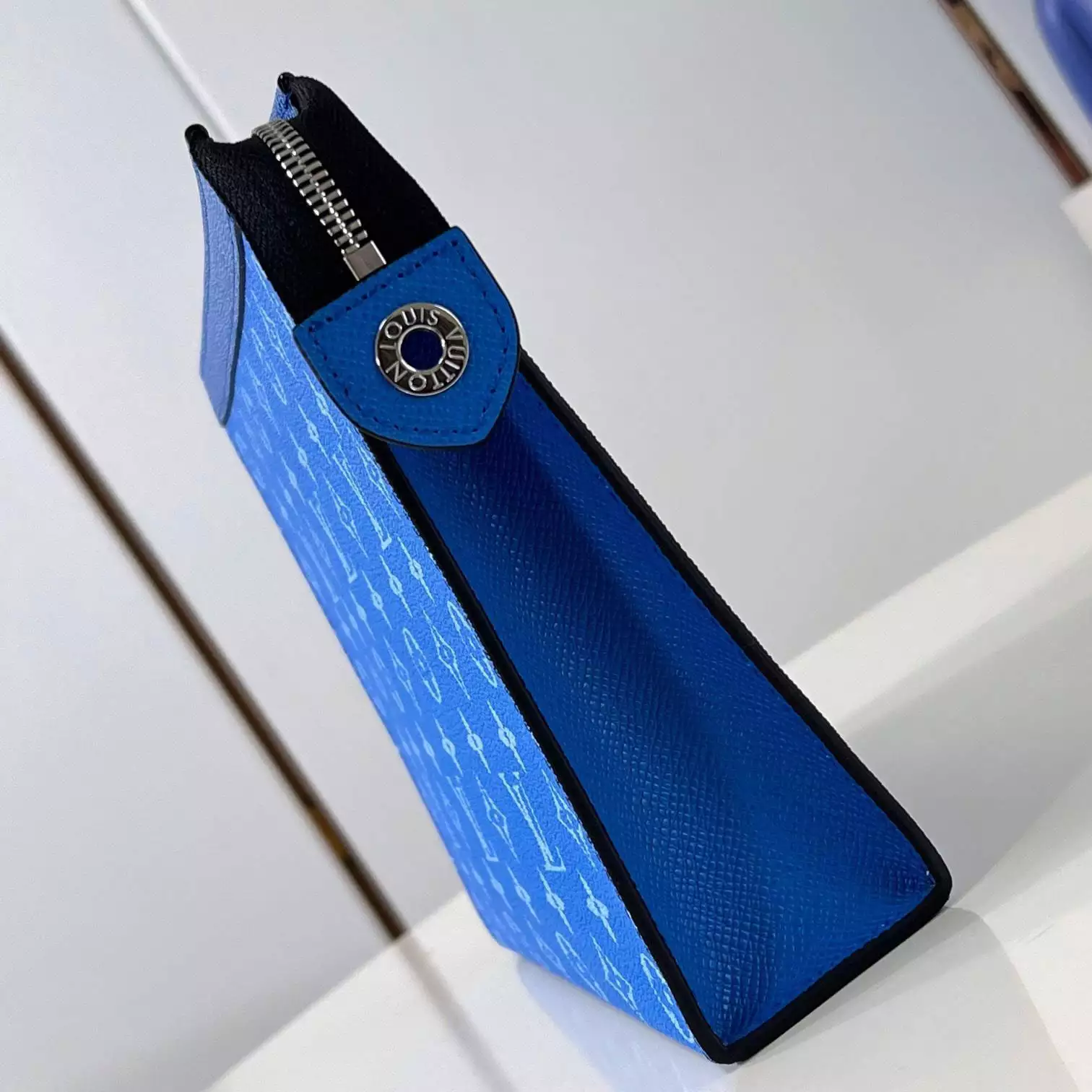 POCHETTE VOYAGE MM BLUE TAIGA COWHIDE LEATHER M30423 - LW408 DISCOVERY BACKPACK PM SKY BLUE MONOGRAM CANVAS