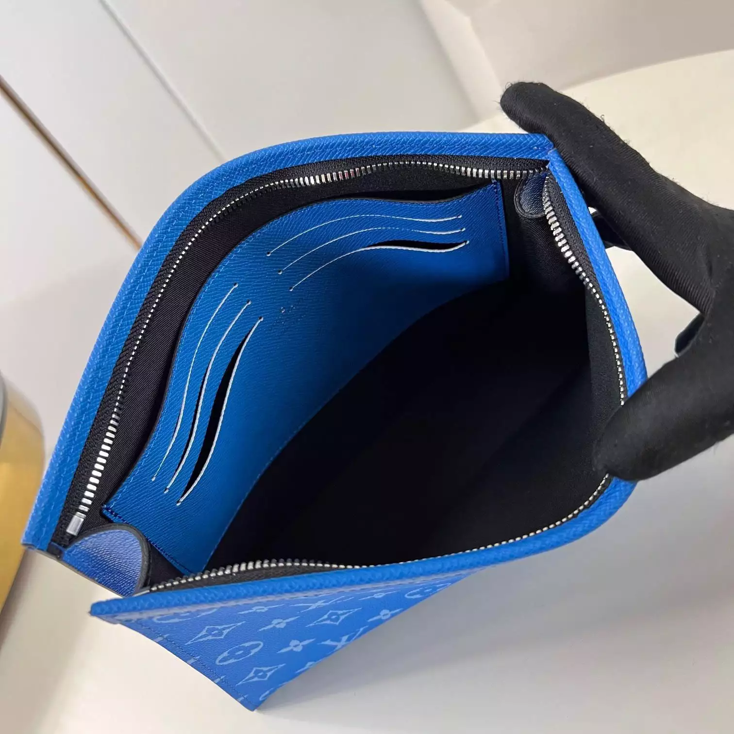 POCHETTE VOYAGE MM BLUE TAIGA COWHIDE LEATHER M30423 - LW408 DISCOVERY BACKPACK PM SKY BLUE MONOGRAM CANVAS