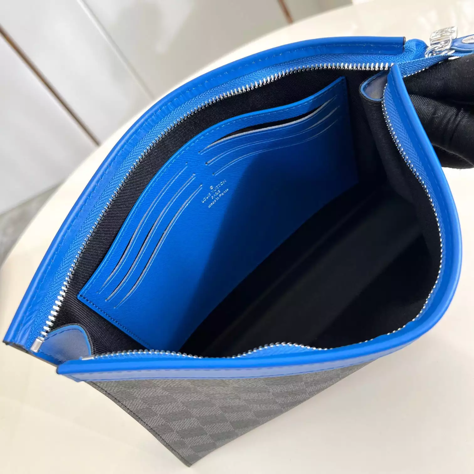 POCHETTE VOYAGE MM INDIGO BLUEDAMIER GRAPHITE CANVAS N00088 - LW407 DISCOVERY BACKPACK PM SKY BLUE MONOGRAM CANVAS