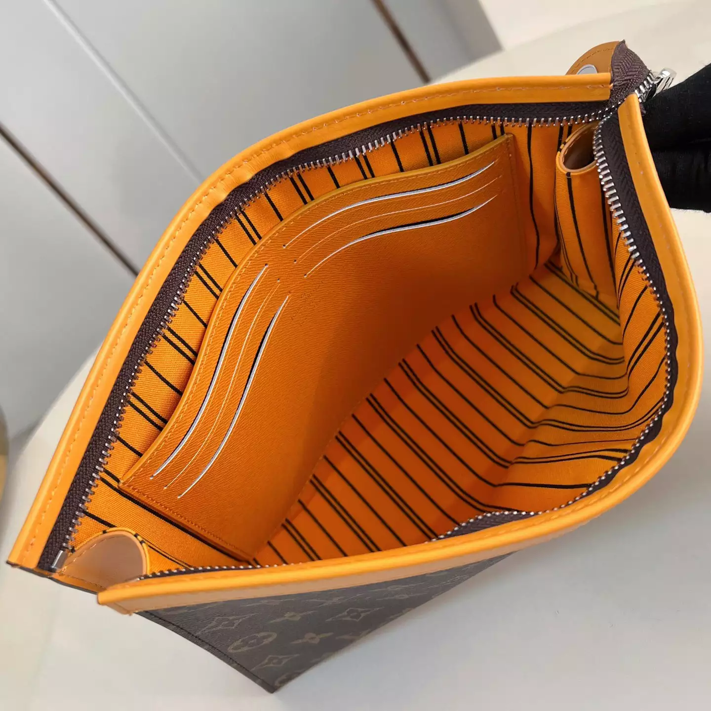 POCHETTE VOYAGE MM SAFRAN YELLOW M12820 - LW402 DISCOVERY BACKPACK PM SKY BLUE MONOGRAM CANVAS