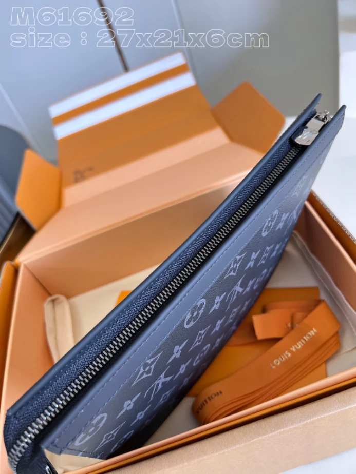 POCHETTE VOYAGE MONOGRAM ECLIPSE M61692 - LW411 DISCOVERY BACKPACK PM SKY BLUE MONOGRAM CANVAS