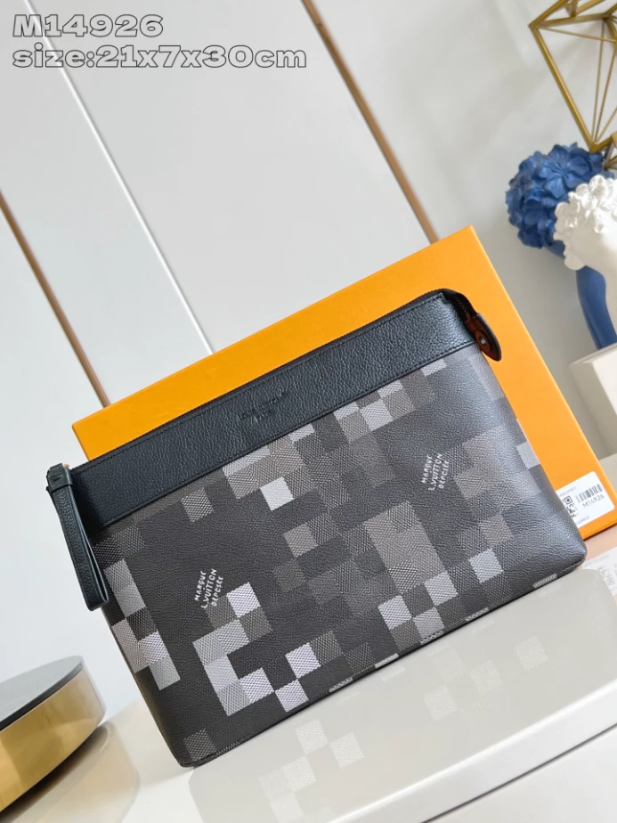 POCHETTE VOYAGE SOUPLE BLACK DAMOFLAGE CANVAS DAMOFLAGE BLACK COATED CANVAS - LW382 DISCOVERY BACKPACK PM SKY BLUE MONOGRAM CANVAS