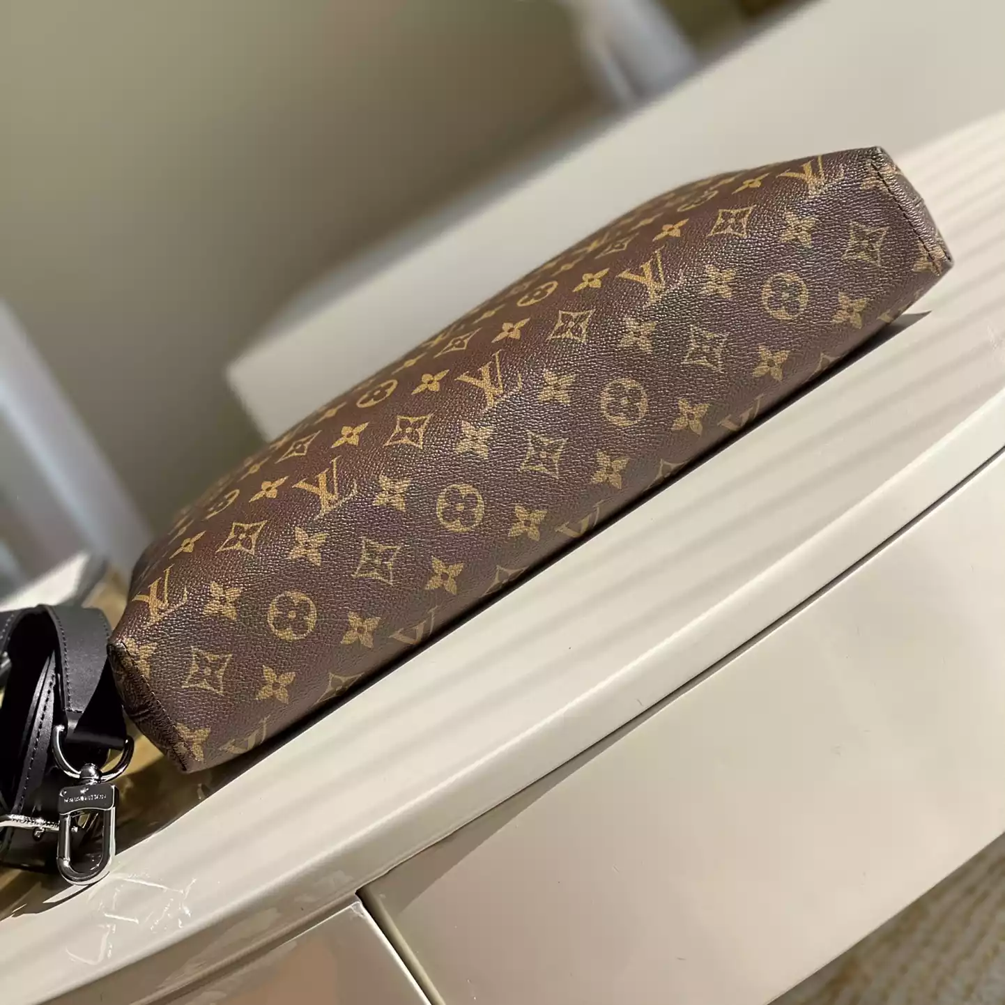 PORTE-DOCUMENTS JOUR BROWN MONOGRAM MACASSAR M54019 - LW325 DISCOVERY BACKPACK PM SKY BLUE MONOGRAM CANVAS