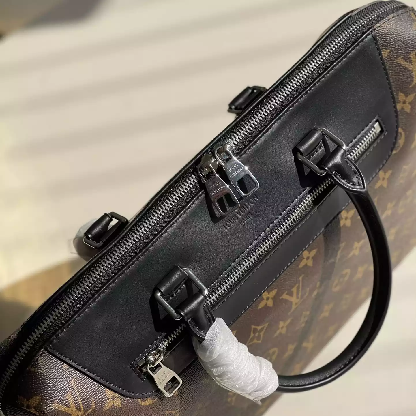 PORTE-DOCUMENTS JOUR BROWN MONOGRAM MACASSAR M54019 - LW325 DISCOVERY BACKPACK PM SKY BLUE MONOGRAM CANVAS