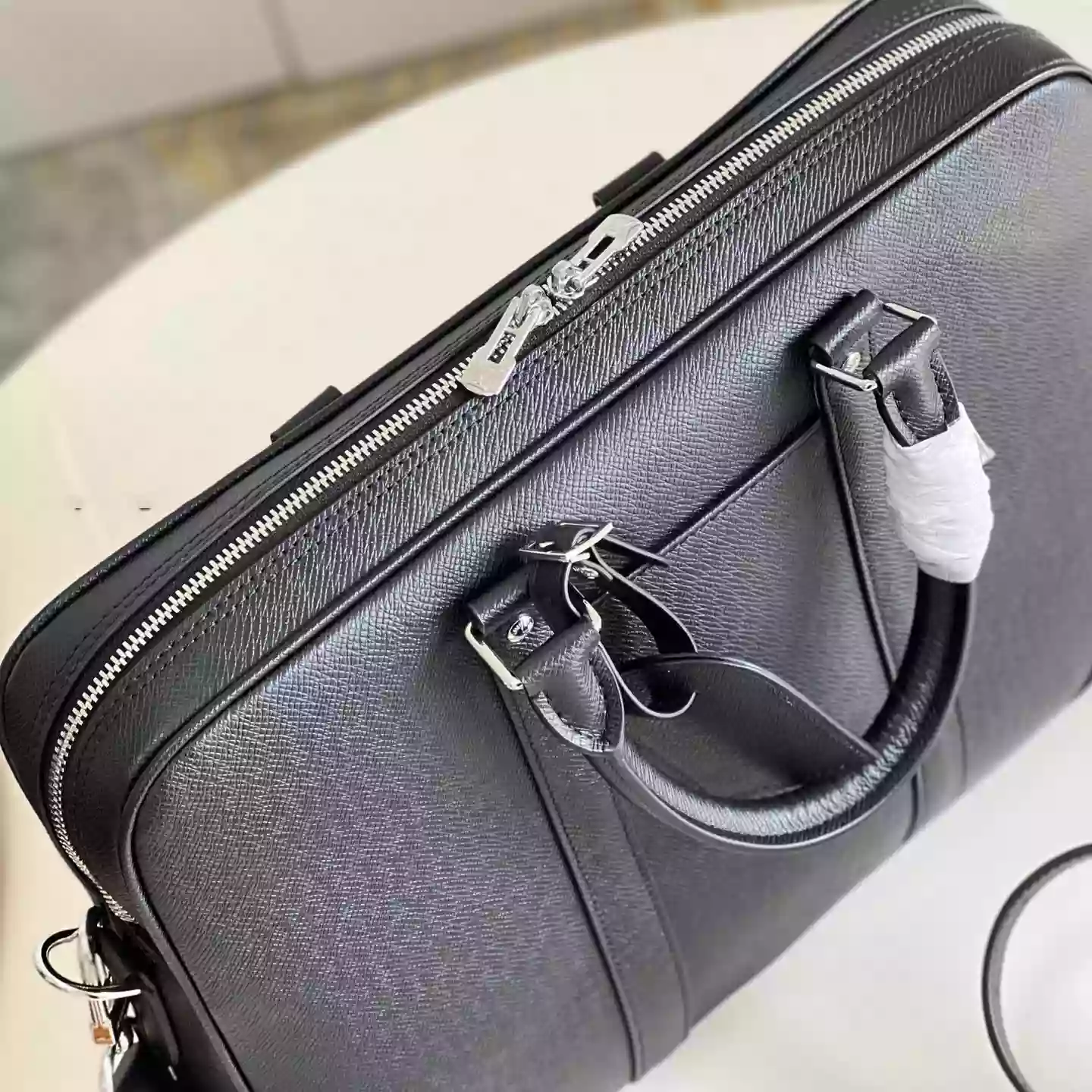 PORTE-DOCUMENTS VOYAGE PM BRIEFCASE TAIGA LEATHER M30925 - LW329 DISCOVERY BACKPACK PM SKY BLUE MONOGRAM CANVAS