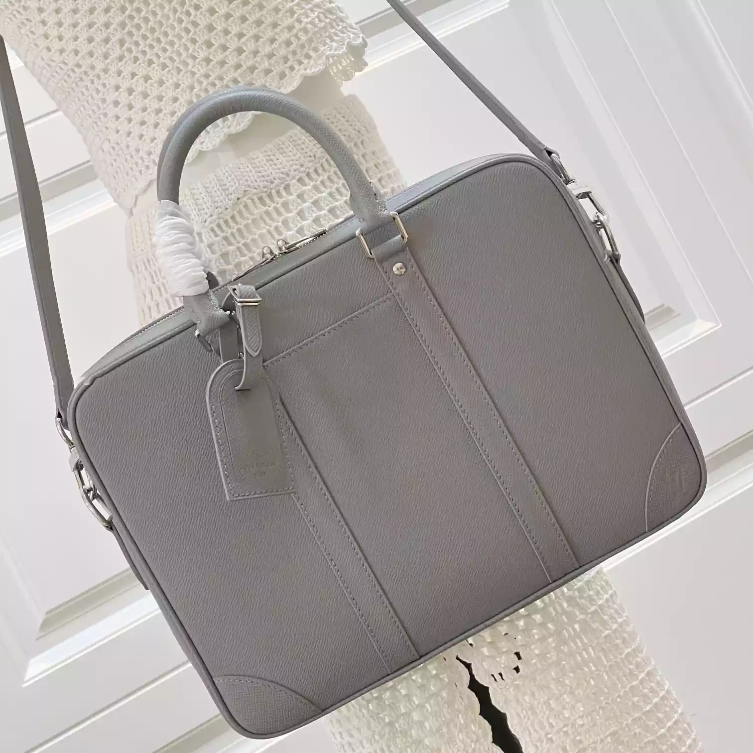 PORTE DOCUMENTS VOYAGE PM GREY TAIGA LEATHER M11659 - LW323 DISCOVERY BACKPACK PM SKY BLUE MONOGRAM CANVAS