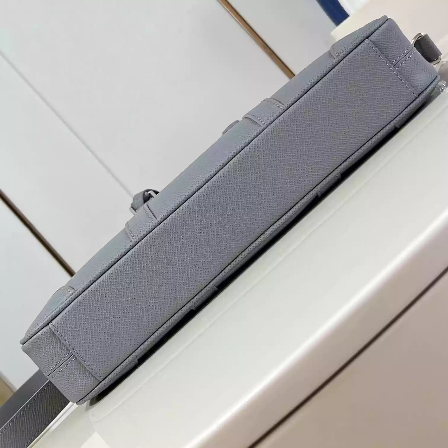 PORTE DOCUMENTS VOYAGE PM GREY TAIGA LEATHER M11659 - LW323 DISCOVERY BACKPACK PM SKY BLUE MONOGRAM CANVAS