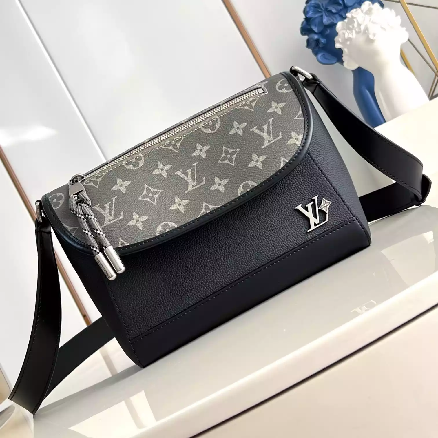 PULSE MESSENGER BAG KHAKI/BLACK COWHIDE LEATHER AND MONOGRAM CANVAS M12625 - LW421 DISCOVERY BACKPACK PM SKY BLUE MONOGRAM CANVAS