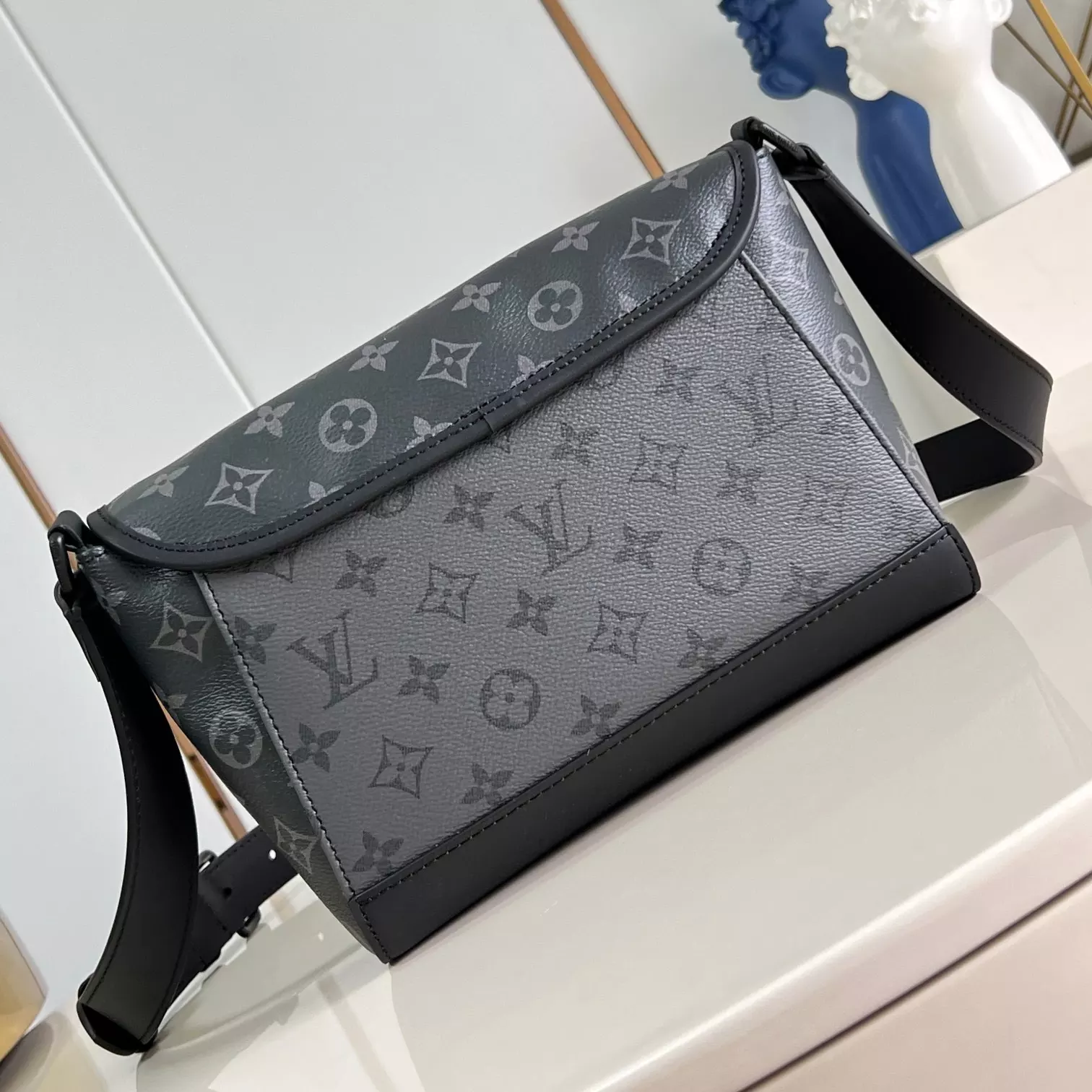 PULSE MESSENGER BAG MONOGRAM ECLIPSE CANVAS M12681 - LW426 DISCOVERY BACKPACK PM SKY BLUE MONOGRAM CANVAS