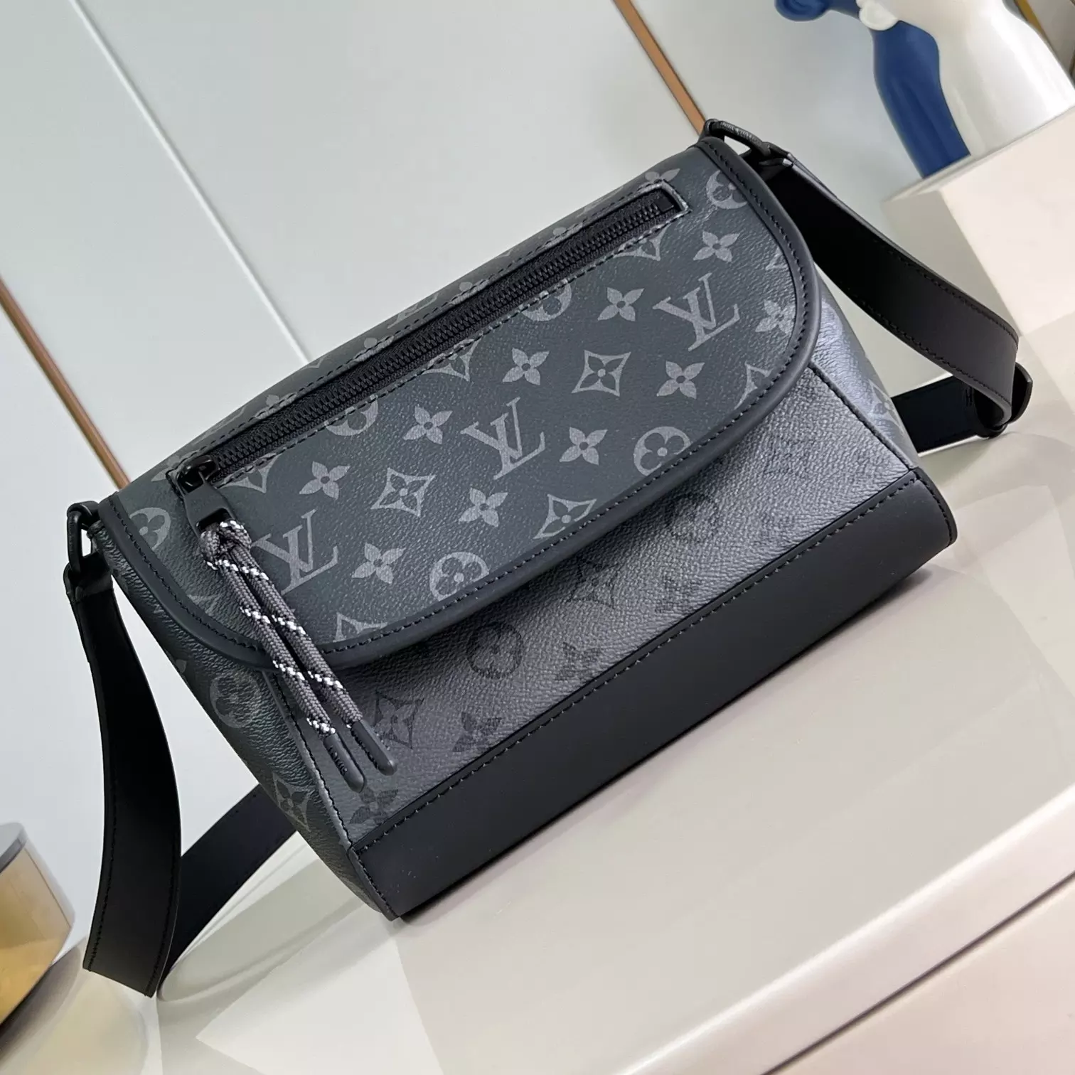 PULSE MESSENGER BAG MONOGRAM ECLIPSE CANVAS M12681 - LW426 DISCOVERY BACKPACK PM SKY BLUE MONOGRAM CANVAS