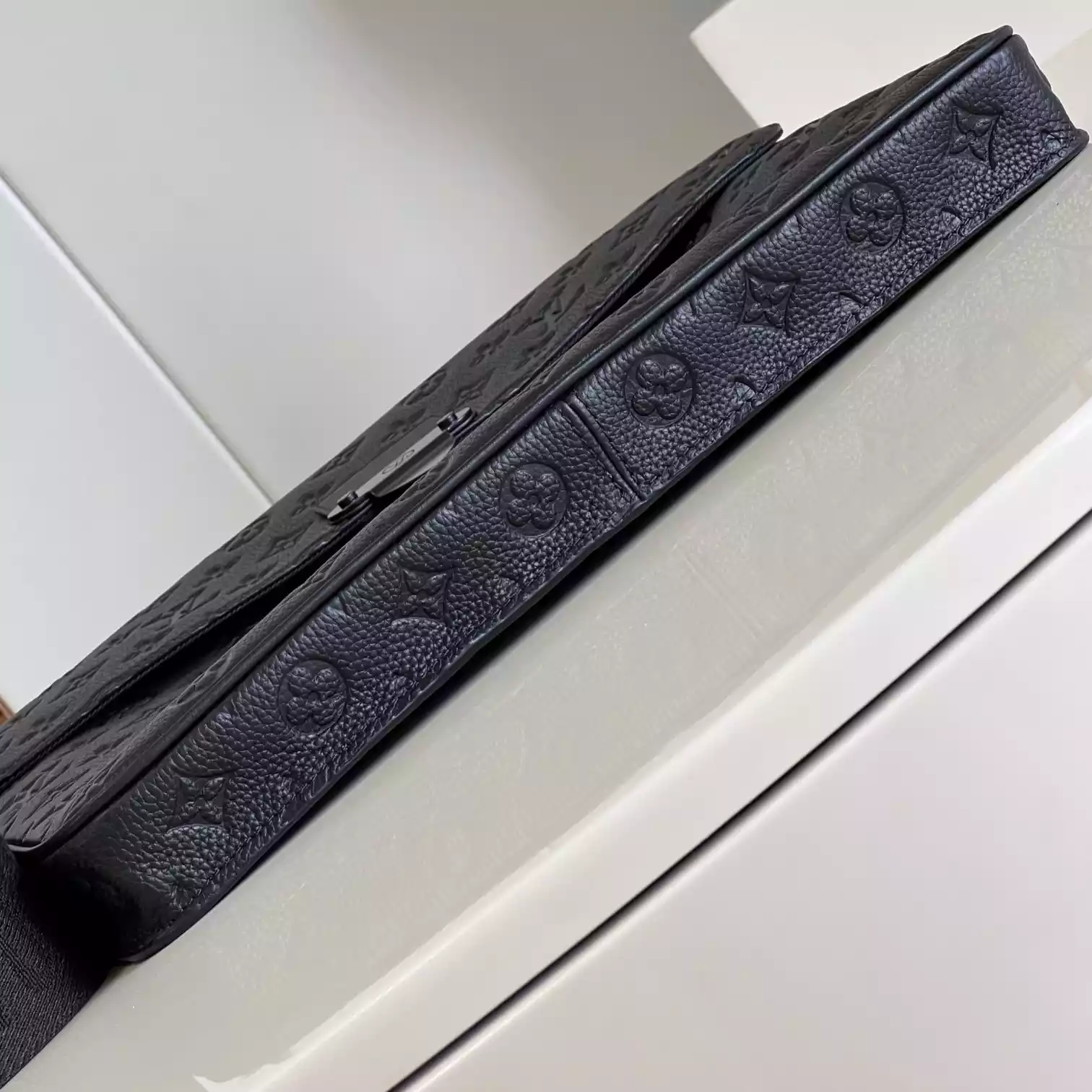 S LOCK BRIEFCASE MONOGRAM TAURILLON LEATHER M20835 - LW331 DISCOVERY BACKPACK PM SKY BLUE MONOGRAM CANVAS