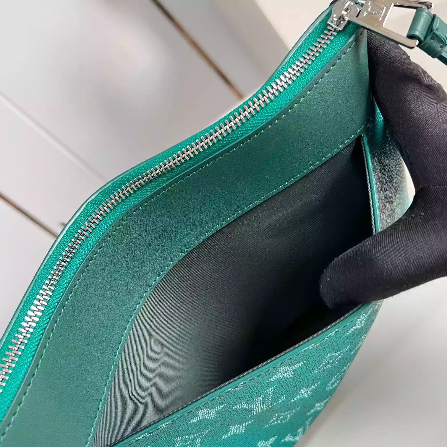 POCHETTE VOYAGE SOUPLE GREEN MONOGRAM ECLIPSE M12665 - LW405 DISCOVERY BACKPACK PM SKY BLUE MONOGRAM CANVAS