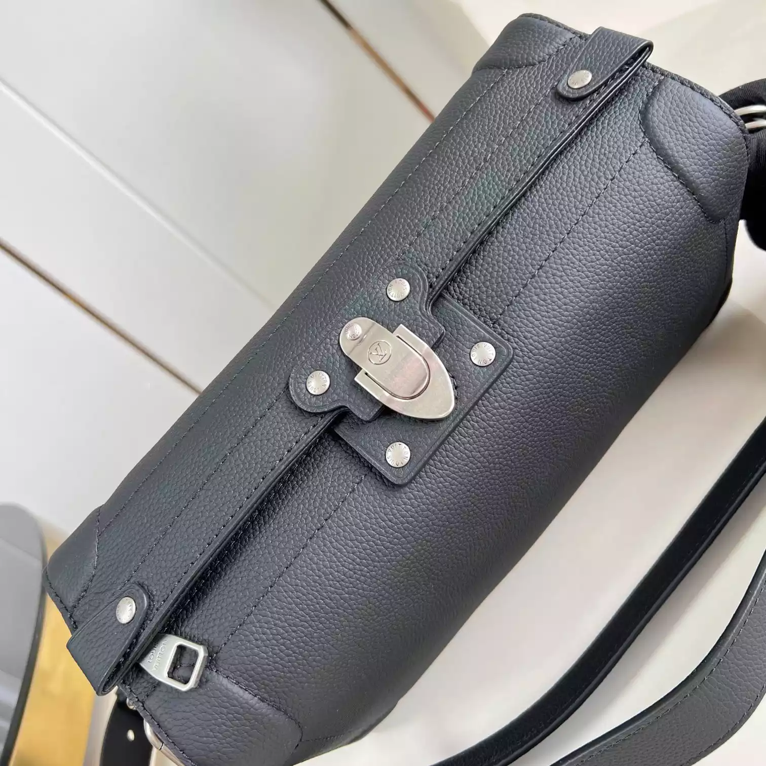 SOUL TRUNK EAST WEST BLACK LV COLORADO CALFSKIN M11615 - LW431 DISCOVERY BACKPACK PM SKY BLUE MONOGRAM CANVAS