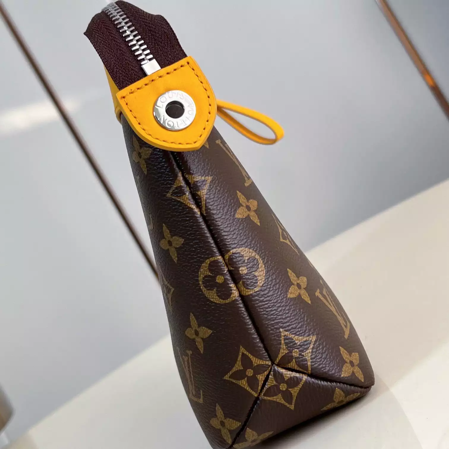 POCHETTE VOYAGE SOUPLE SAFRAN YELLOW M13198 - LW404 DISCOVERY BACKPACK PM SKY BLUE MONOGRAM CANVAS