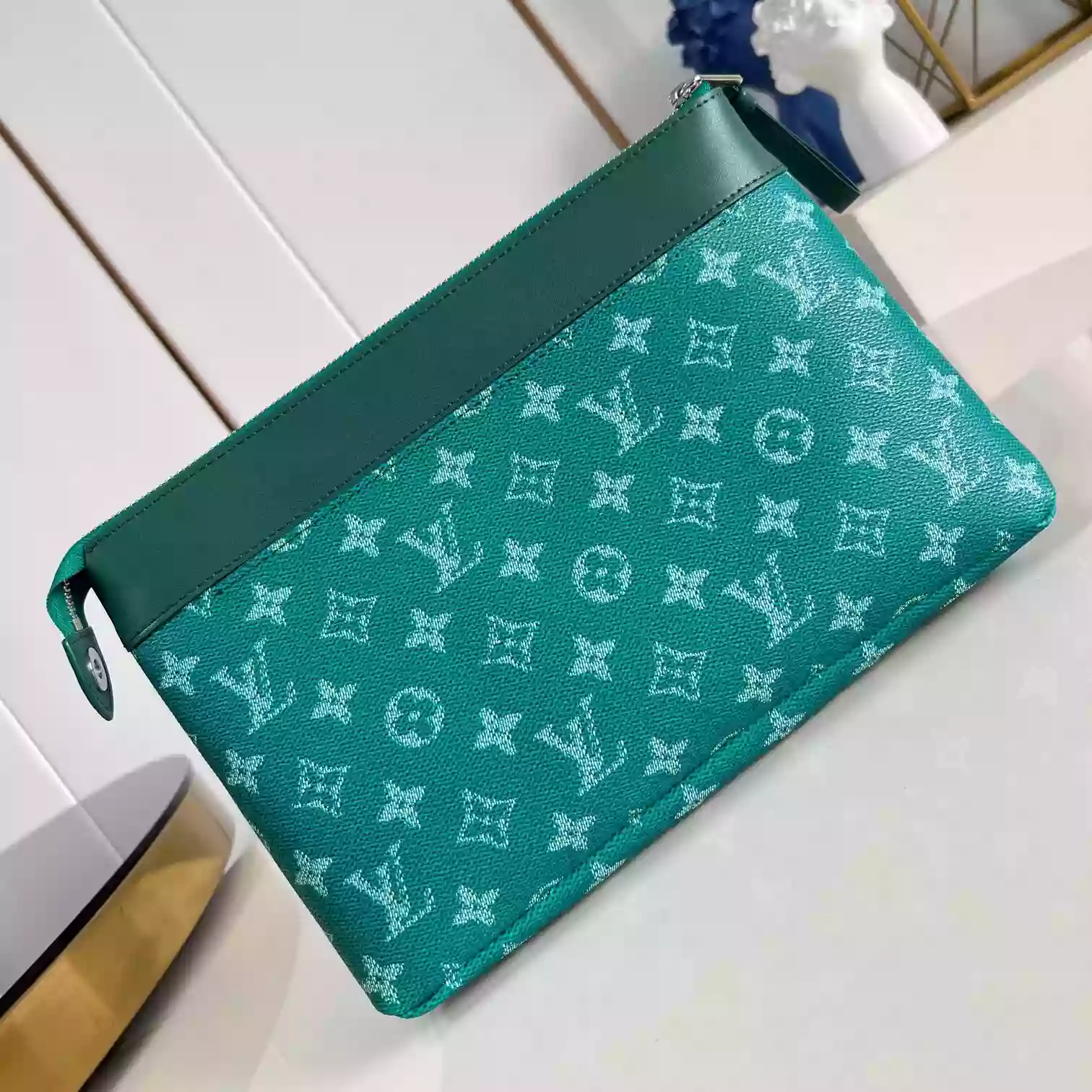 POCHETTE VOYAGE SOUPLE GREEN MONOGRAM ECLIPSE M12665 - LW405 DISCOVERY BACKPACK PM SKY BLUE MONOGRAM CANVAS