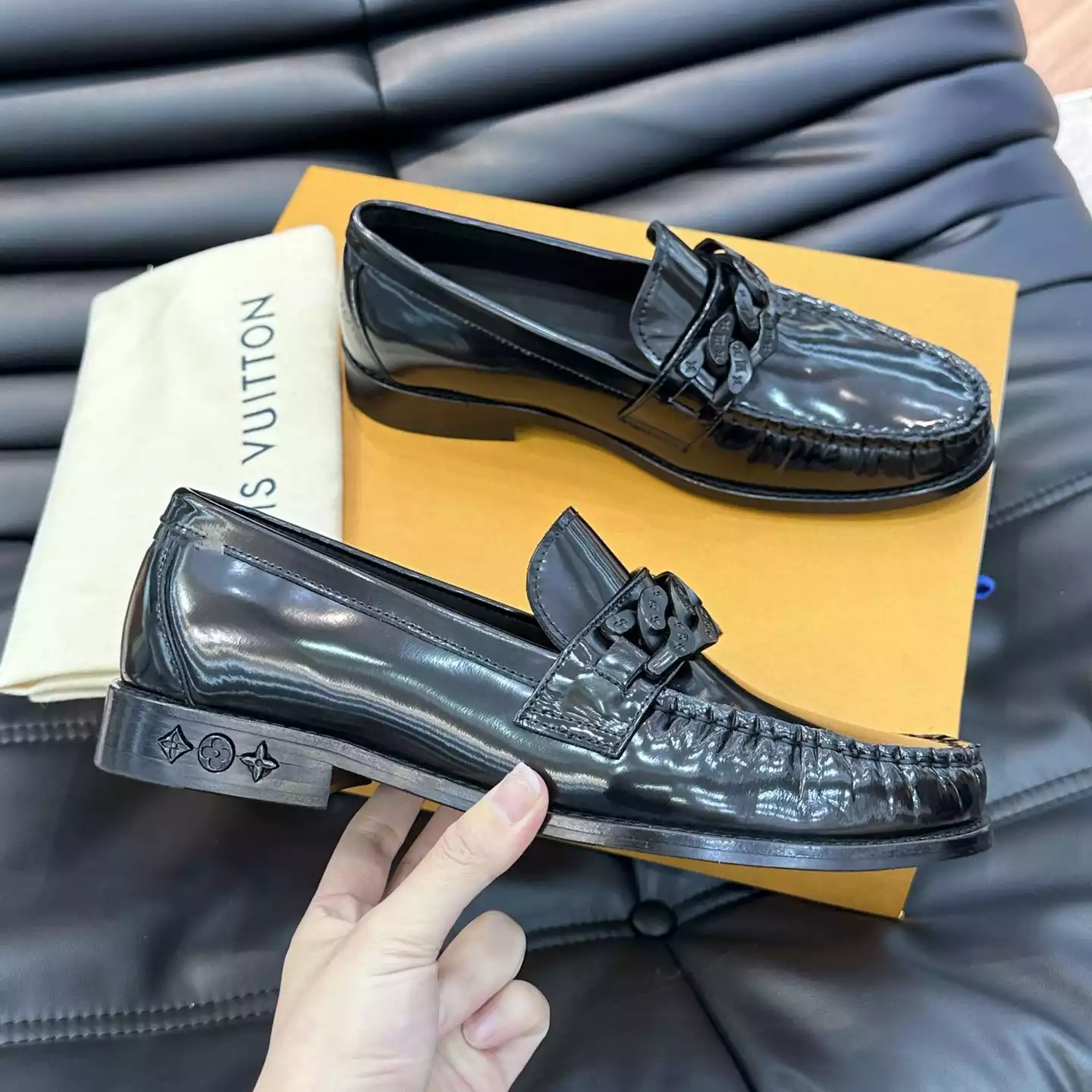 LEATHER LOAFERS IN BLACK - VL065