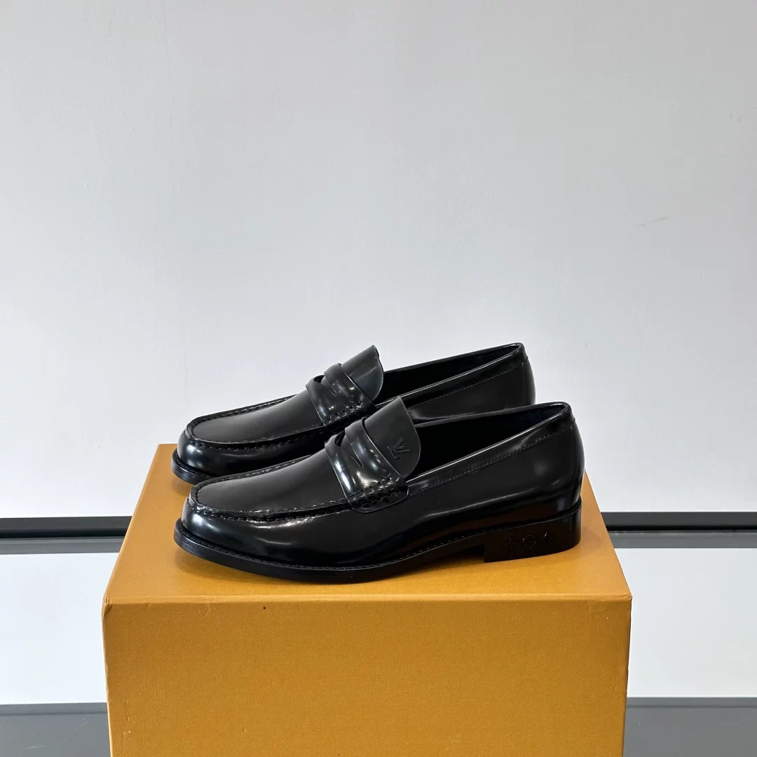 PATENT LEATHER LOAFERS IN BLACK - VL055