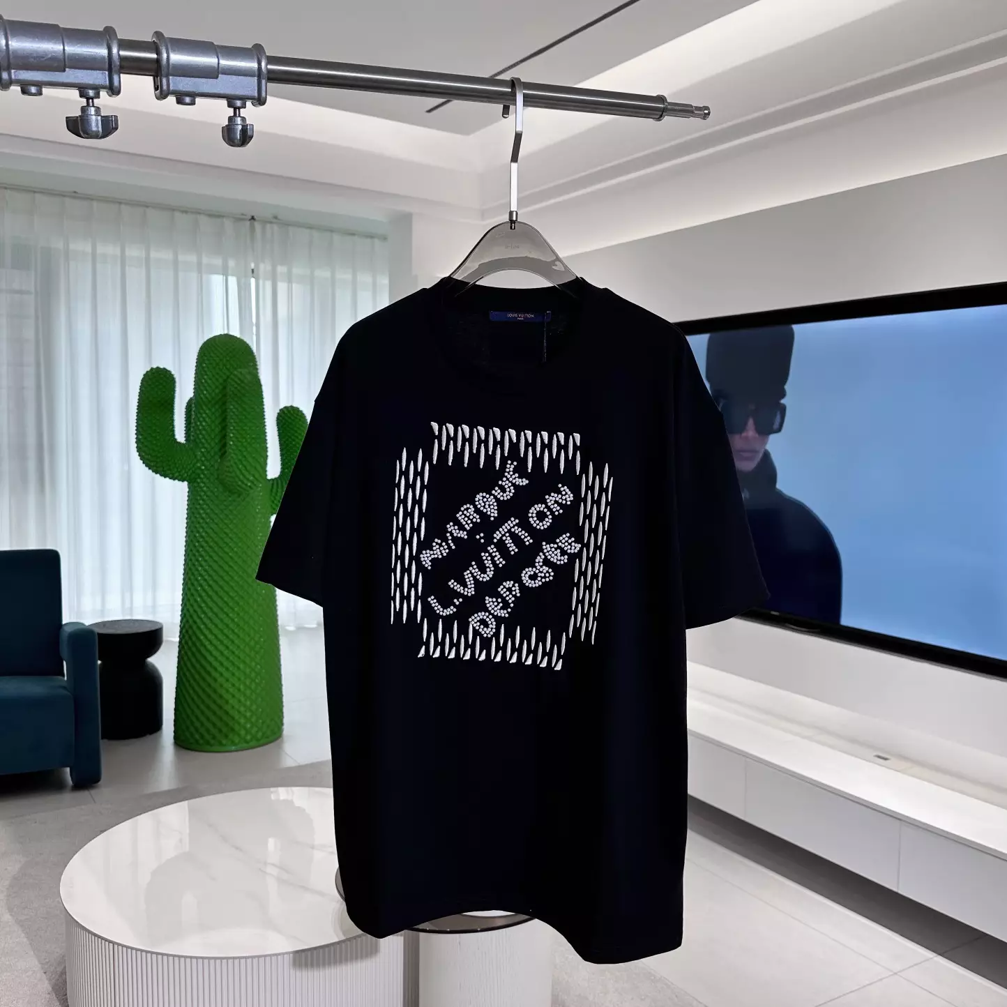 EMBROIDERED SIGNATURE COTTON T-SHIRT IN BLACK - LVTS121 Damier Jacquard Short-Sleeved Crewneck - LVTS089