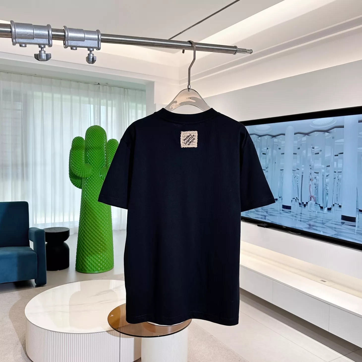 EMBROIDERED SIGNATURE T-SHIRT IN BLACK - LVTS101 Damier Jacquard Short-Sleeved Crewneck - LVTS089