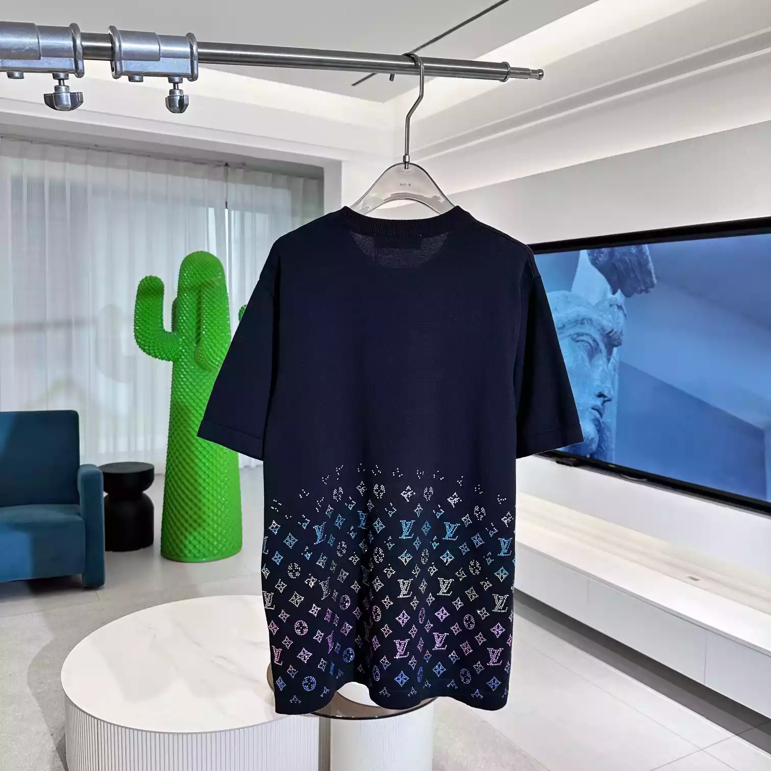 MONOGRAM GRADIENT EMBELLISHED SHORT-SLEEVED CREWNECK IN BLACK - LVTS117 Damier Jacquard Short-Sleeved Crewneck - LVTS089