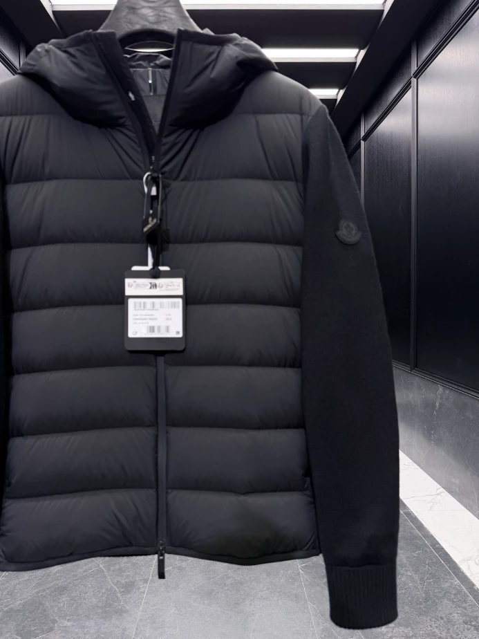 MONCLER Short Down Black Coat - MC147