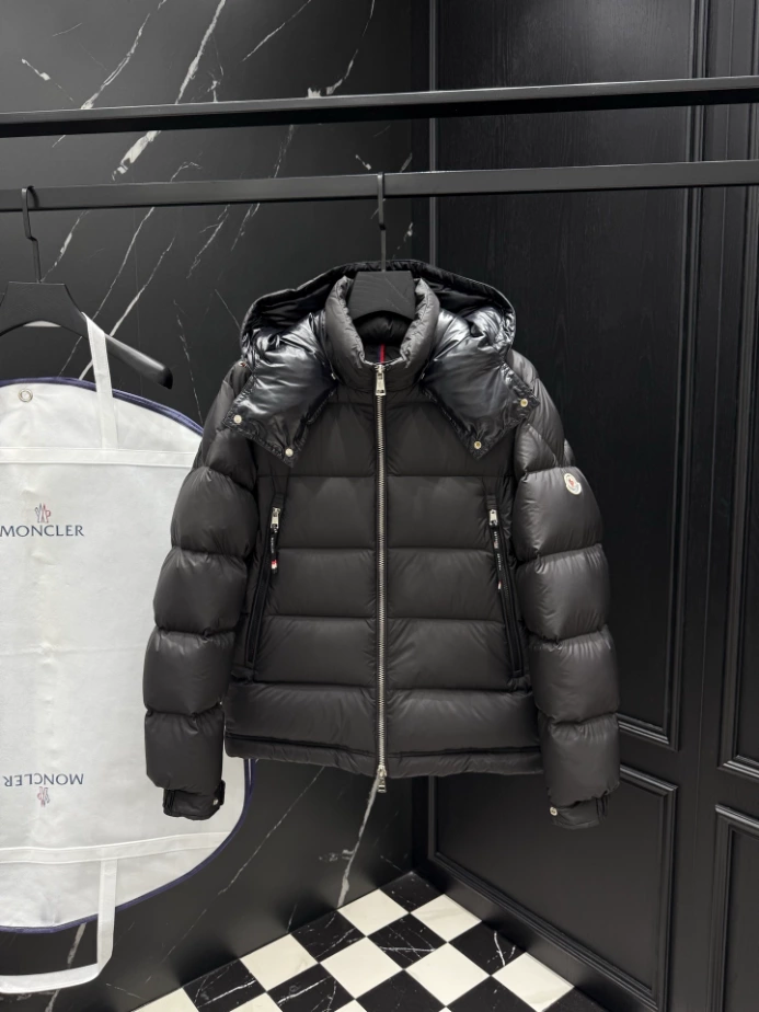 MONCLER Short Down Black Coat - MC147