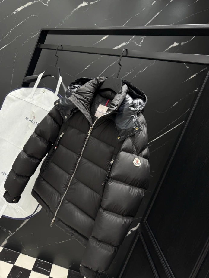 MONCLER Short Down Black Coat - MC147