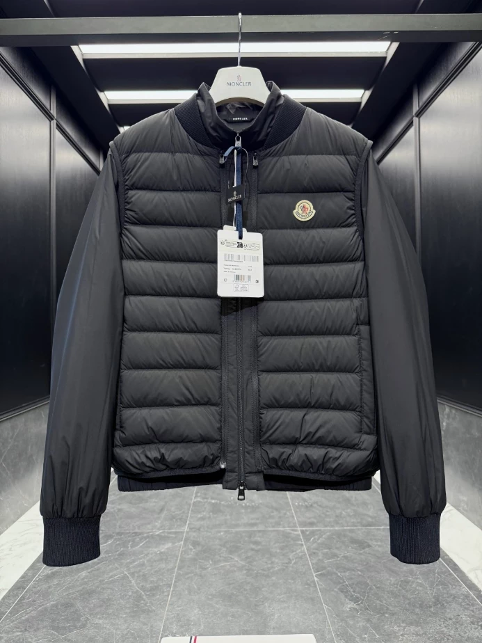 MONCLER Short Down Black Coat - MC147